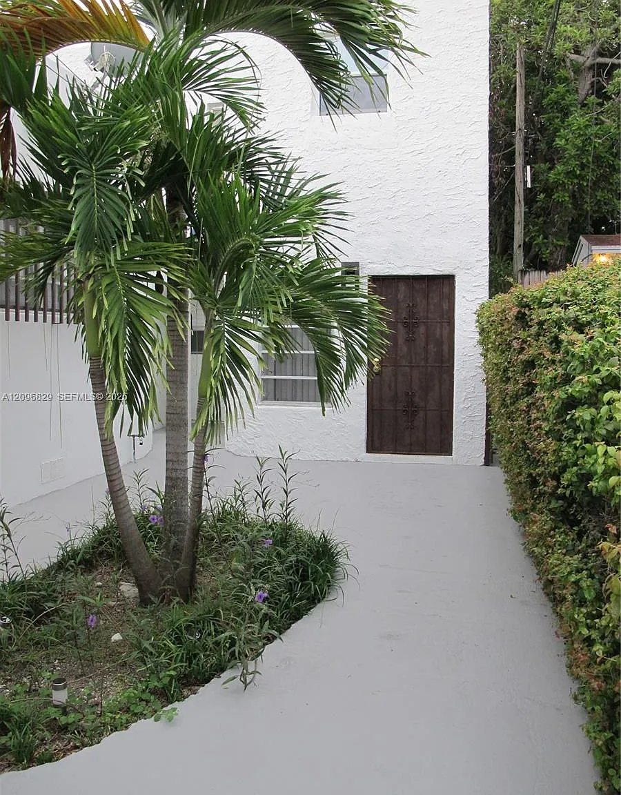 926 SW 10th Ave — Photo 1