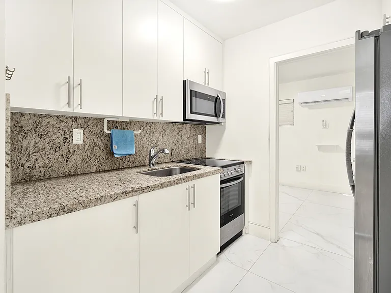 4 Sidonia Ave — Photo 5