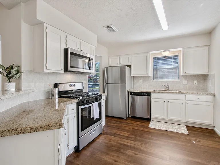 75 Fallshire Dr — Photo 6