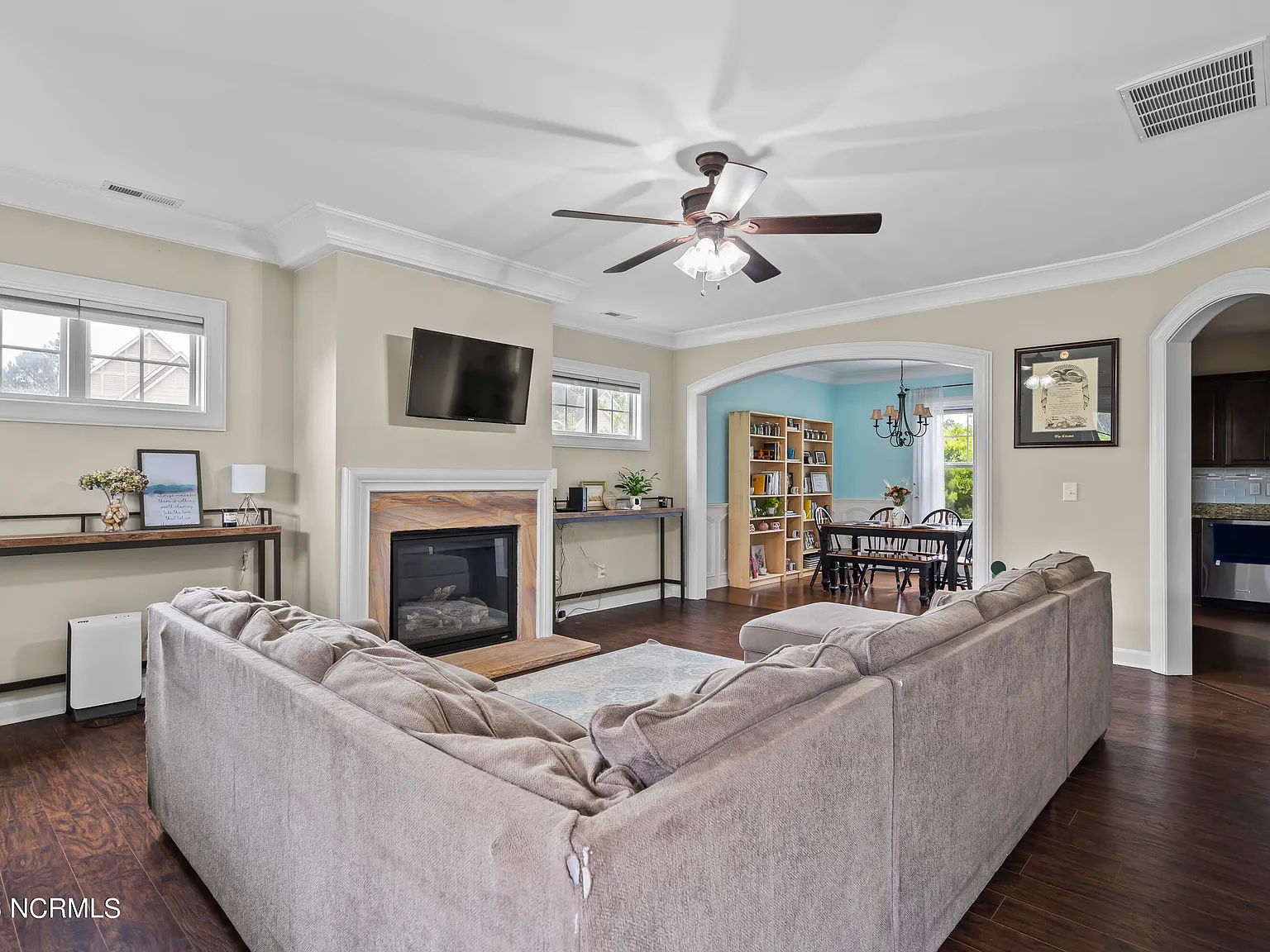 4 bed, 2.5 bath, 2401 sqft, $2,500 — Photo 4