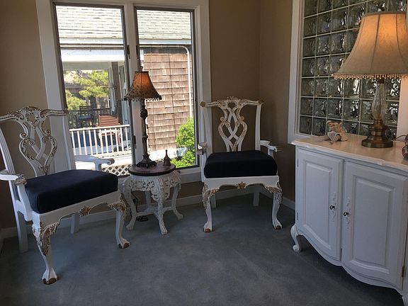 dining room seating area