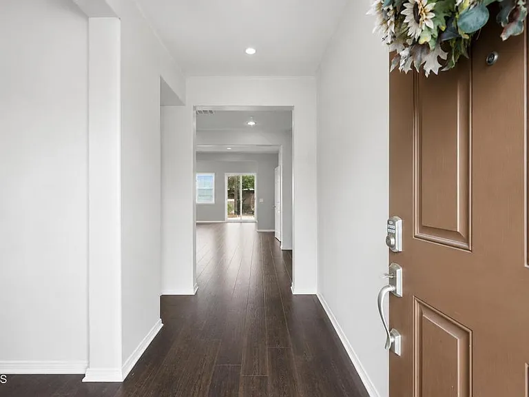 197 Pelican Pointe Ct — Photo 2