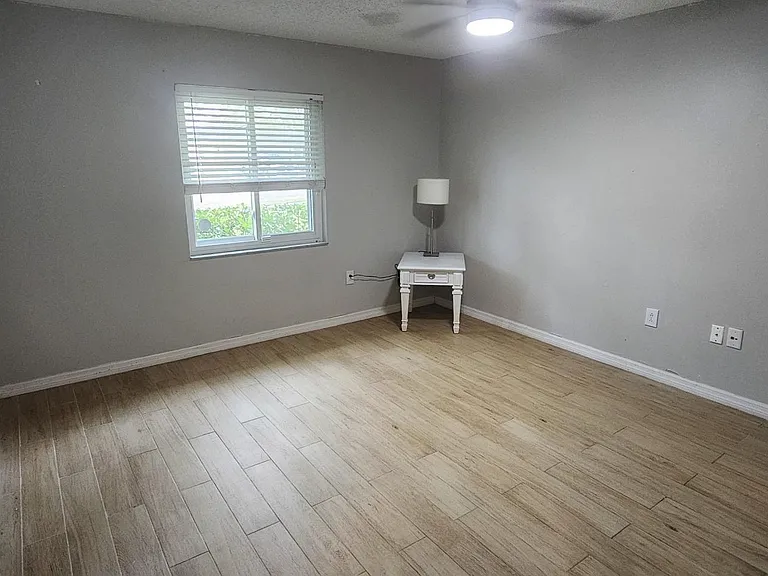Arvern Dr — Photo 4