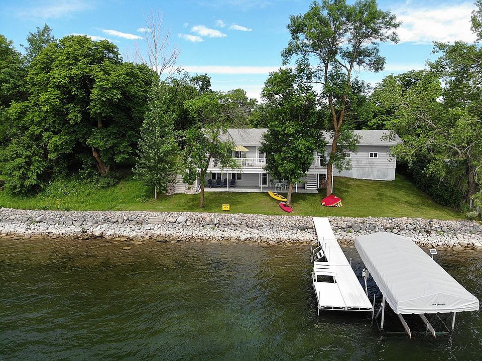 Level lot close to the water