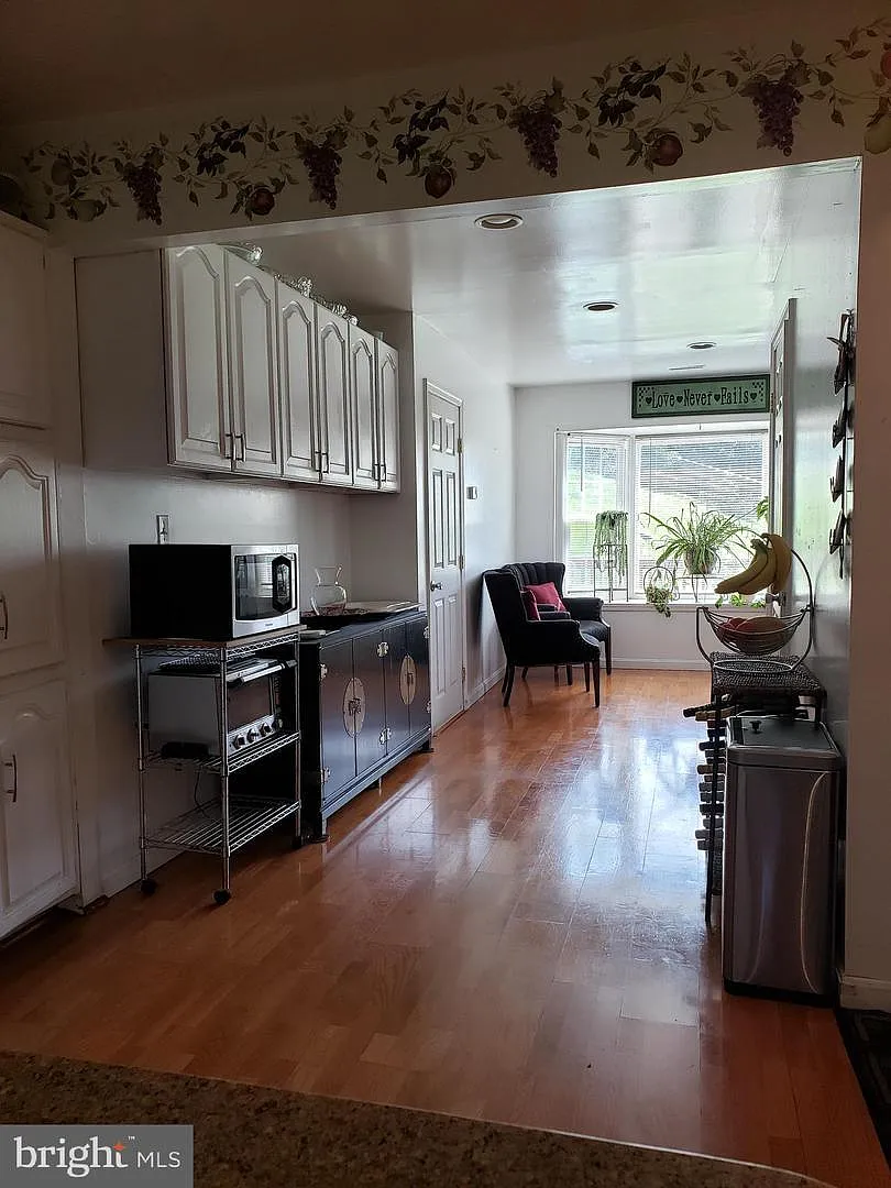 4 bed, 2.5 bath, 2300 sqft, $3,400 — Photo 4