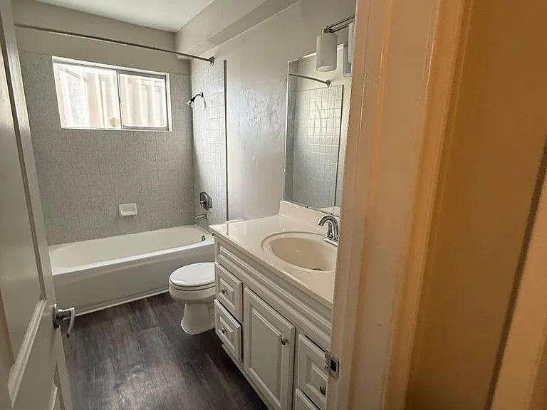 3946-3952 Iowa St — Photo 10