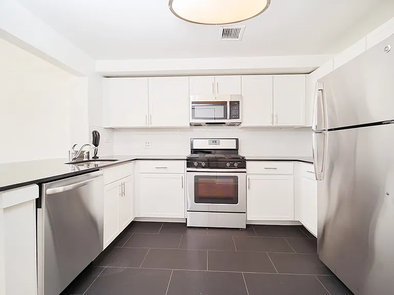 140 Riverside Blvd #417 — Photo 8