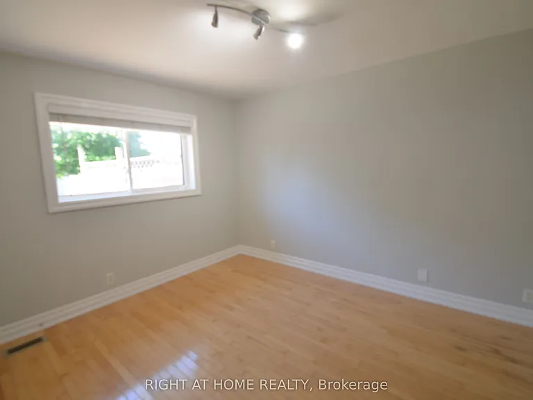 526 Poplar Ave — Photo 4