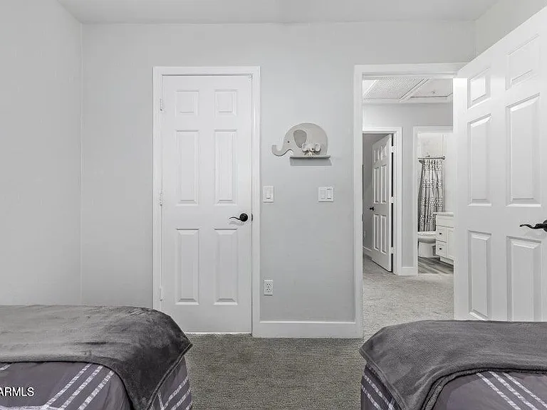 10617 W Daley Ln — Photo 22