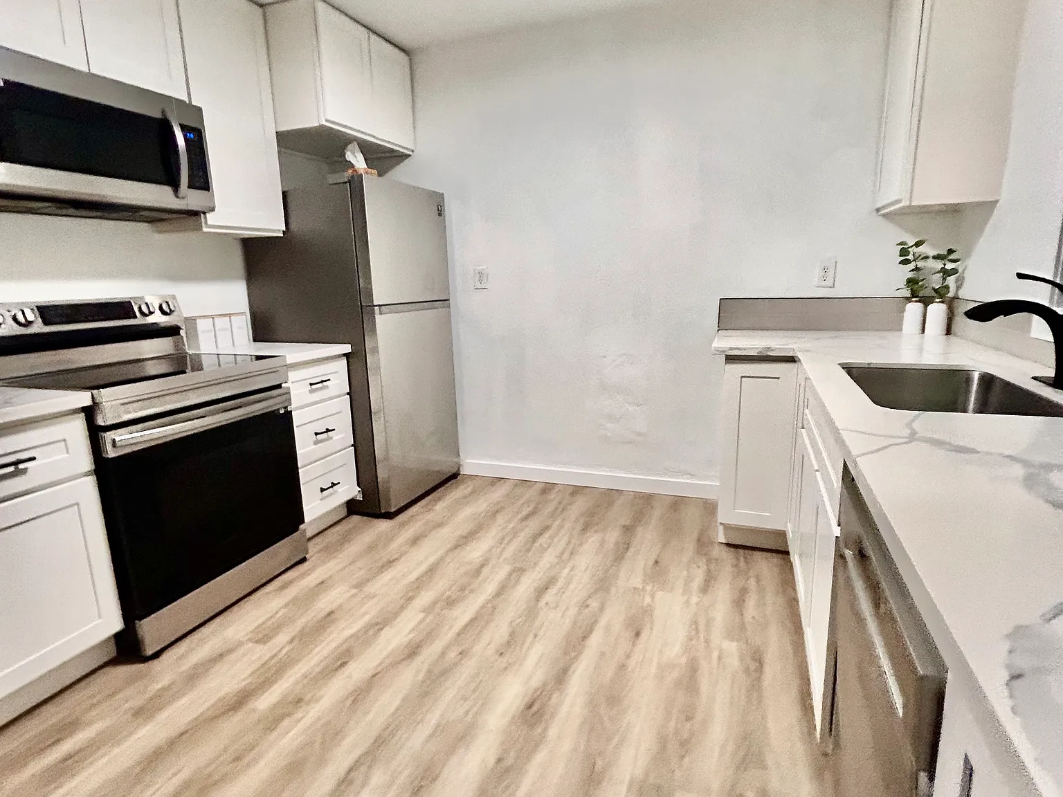 2 bed, 756 sqft, $2,200 — Photo 4