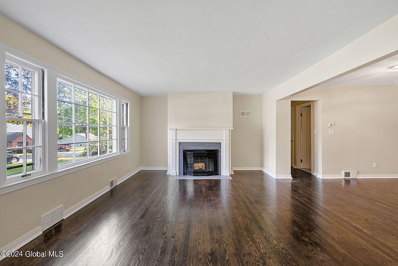 4th image of 2976 Hillcrest Rd