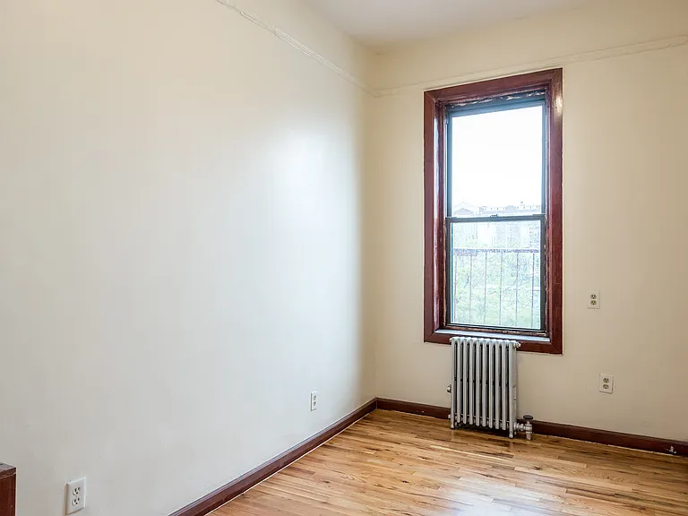 206 Scholes St #25 — Photo 12