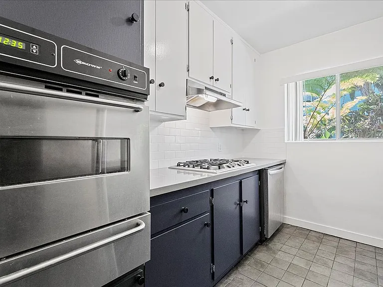 1437 E Windsor Rd #2 — Photo 3