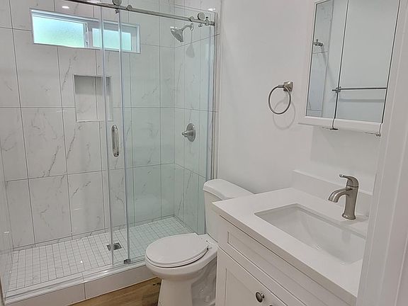 3rd image of 640 N Screenland Dr