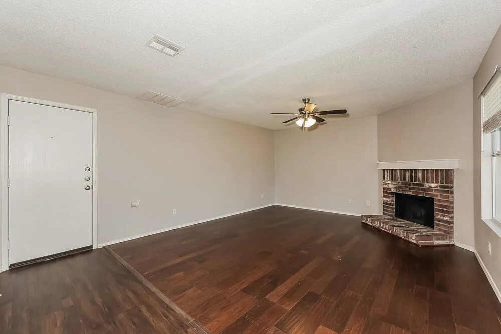 3 bed, 2.5 bath, 2348 sqft, $2,455 — Photo 4