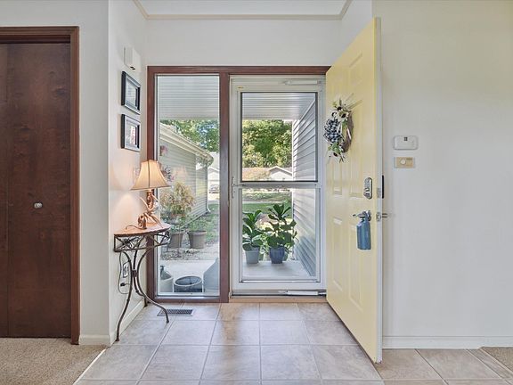 3rd image of 23166 Pembrook Ln