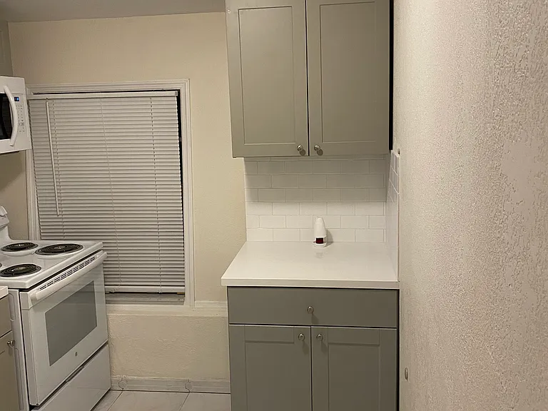 610 NW 23rd Pl #1 — Photo 8