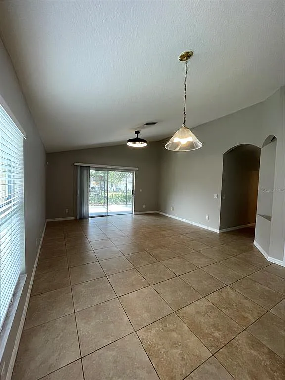 4 bed, 2.0 bath, 1921 sqft, $2,950 — Photo 4