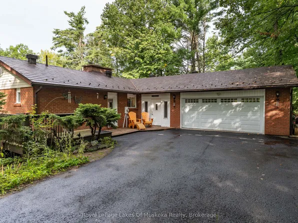 230 Lakeview Ave, Gravenhurst, ON P1P 1R4