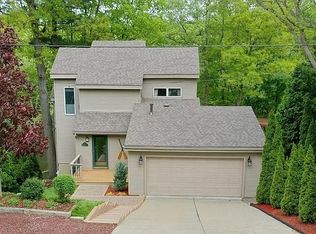 576 Fernhurst Ct, Lake Orion, MI 48362