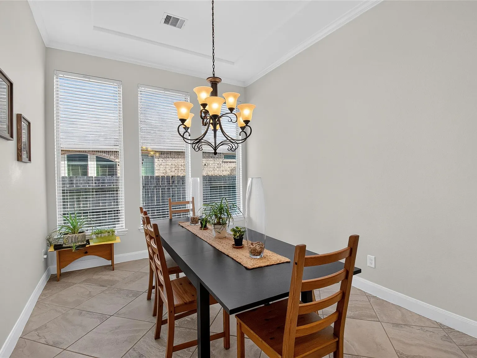 5 bed, 3.0 bath, 3143 sqft, $3,595 — Photo 4