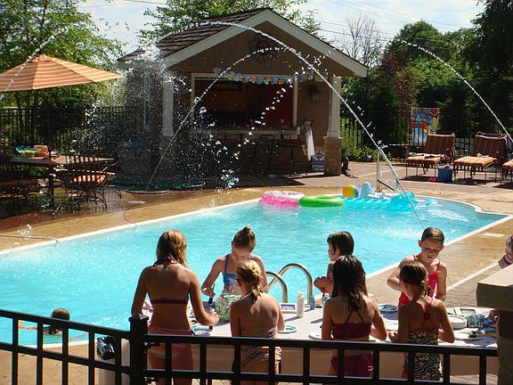 Plenty of deck space for parties. 4 water fountains