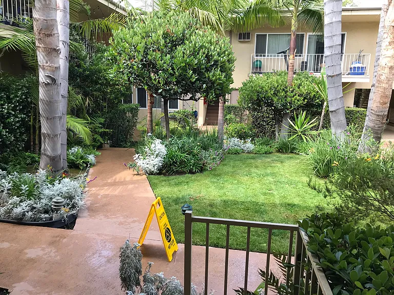 1280 S Barrington Ave #10 — Photo 2