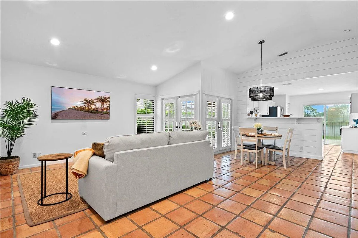 2 bed, 2.0 bath, 1231 sqft, $7,500 — Photo 3