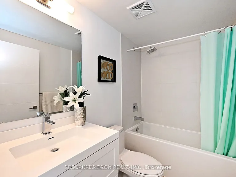 50 Wellesley St E #704 — Photo 8