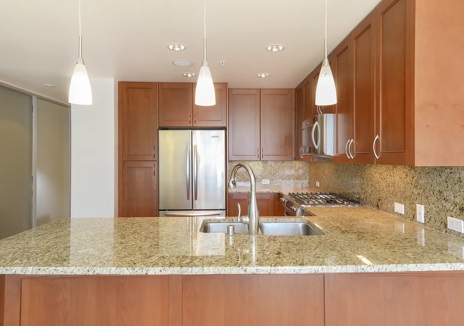 Luxury unit in Washington Square. Water/garbage/parking included in rent/Plus mini storage. Centr... — Photo 4