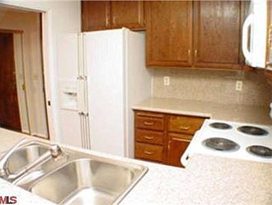 3rd image of 121 S Hope St APT 330