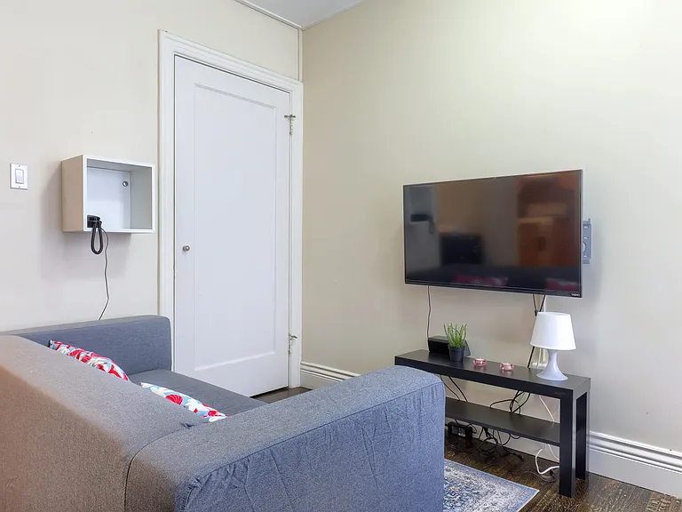 935 Jervis St #6 — Photo 8