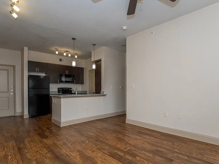 La Mariposa Apartments — Photo 24