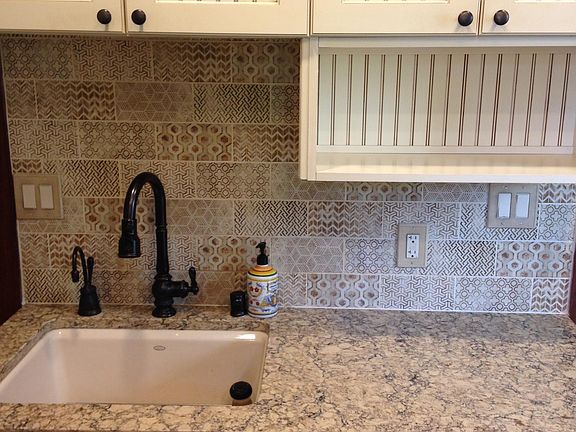 Dishwasher, instant hot water, and garbage disposal all available for use.