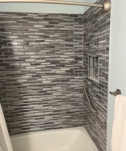 Guest bathroom shower/tub