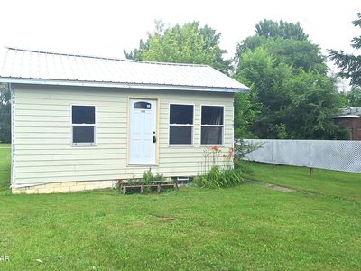 1203 Mountain Ave, Walhalla, ND, 58282