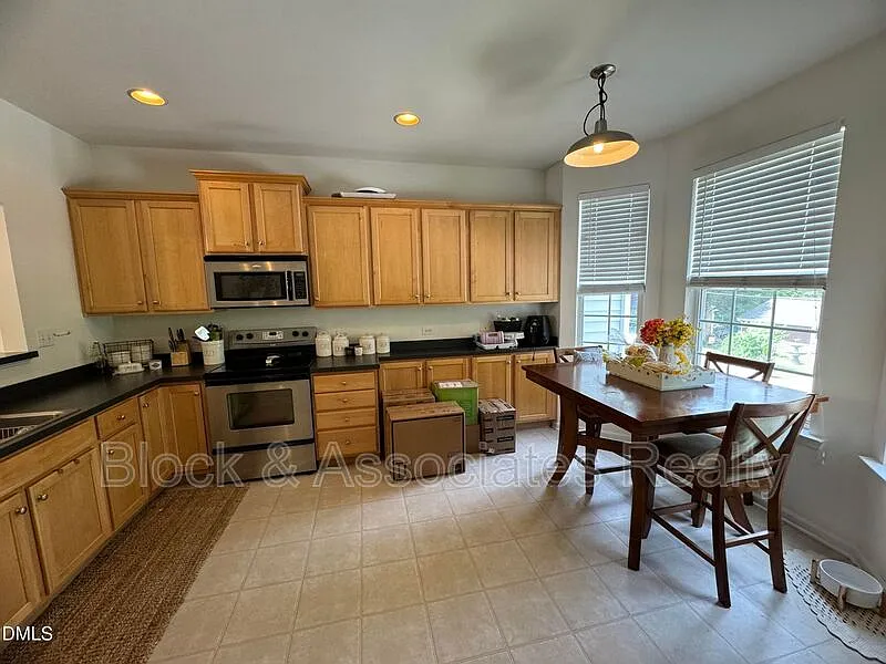 3 bed, 3.5 bath, 2020 sqft, $2,100 — Photo 2