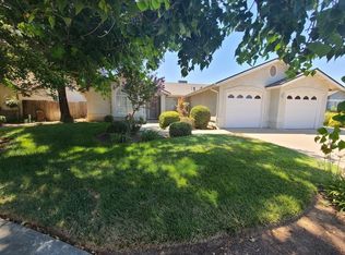 1221 N Jeffrey Dr, Dinuba, CA 93618