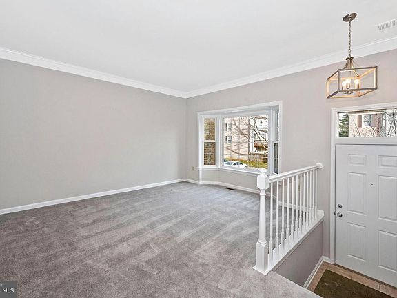 4th image of 9 Lynn Manor Ct