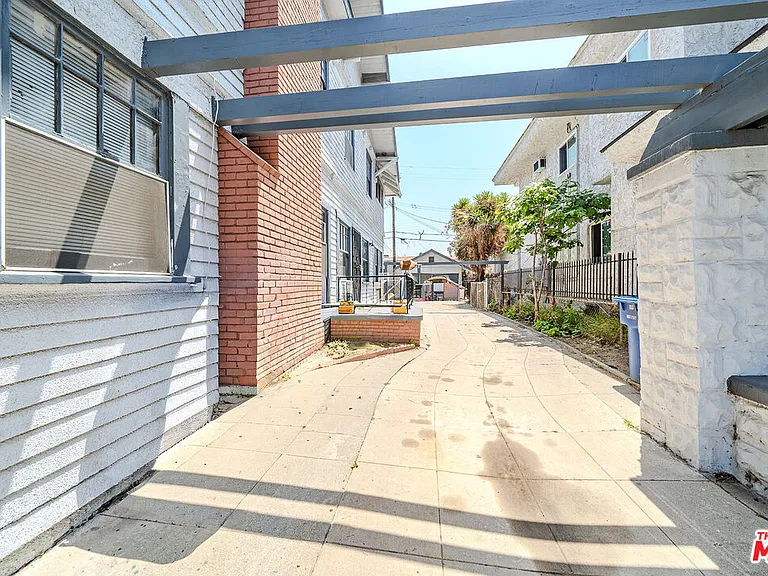1404 S Manhattan Pl — Photo 33