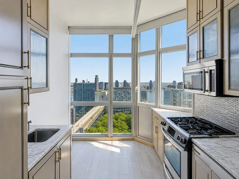 200 E 32nd St #35E — Photo 13