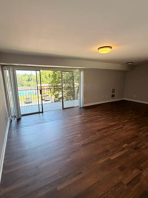 2 bed, 933 sqft, $1,900 — Photo 2