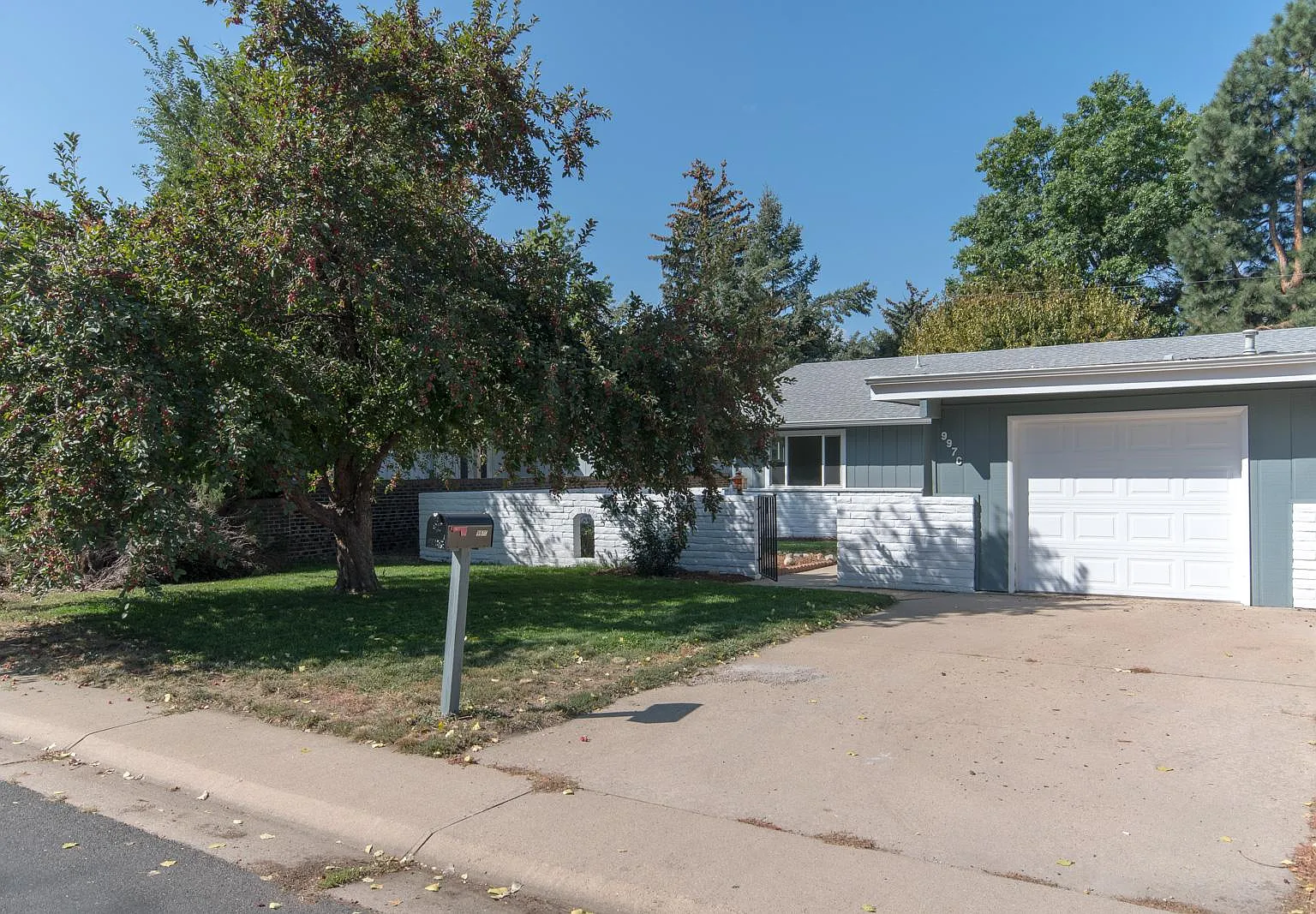 997 Roxwood Ln — Photo 1
