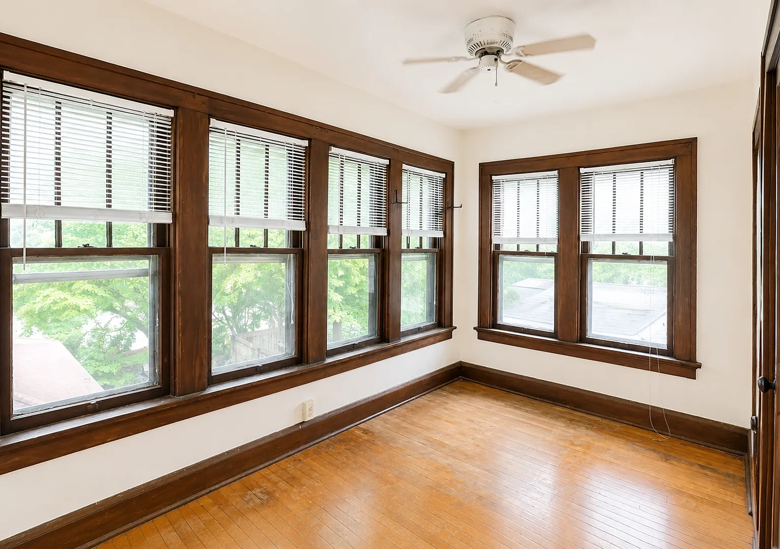 1 Bedroom + Den Downtown Madison — Photo 1