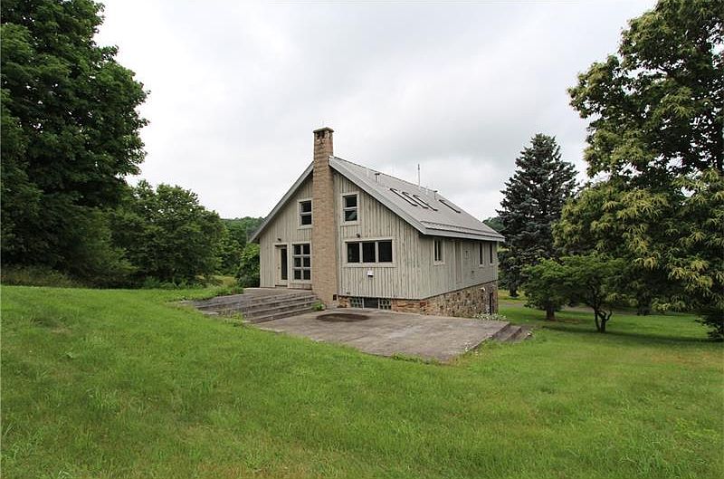 1st image of 135 Willow Farm Dr