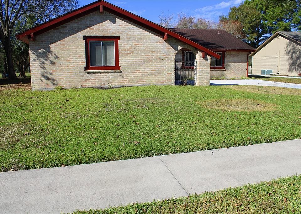 1st image of 221 Palm Aire Dr