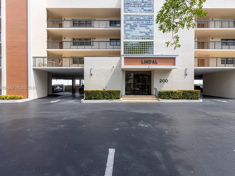 200 Golden Isles Dr #203 — Photo 39