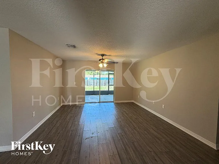 280 Edgevale Rd SE — Photo 3