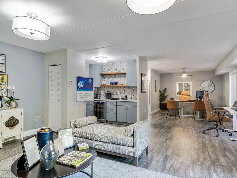 Parkway Apartments — Photo 15