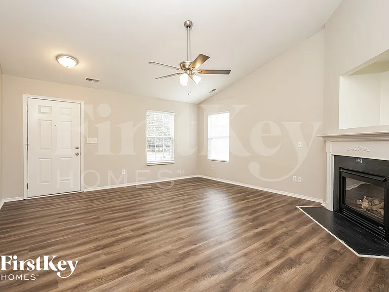 520 Martha Ct — Photo 3